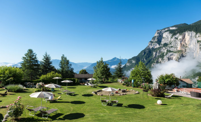vue sur un jardin et les montagnes