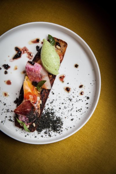 Plat dans une assiette ronde et blanche