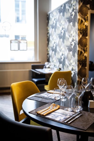 Salle de restaurant, détail sur une table dressée
