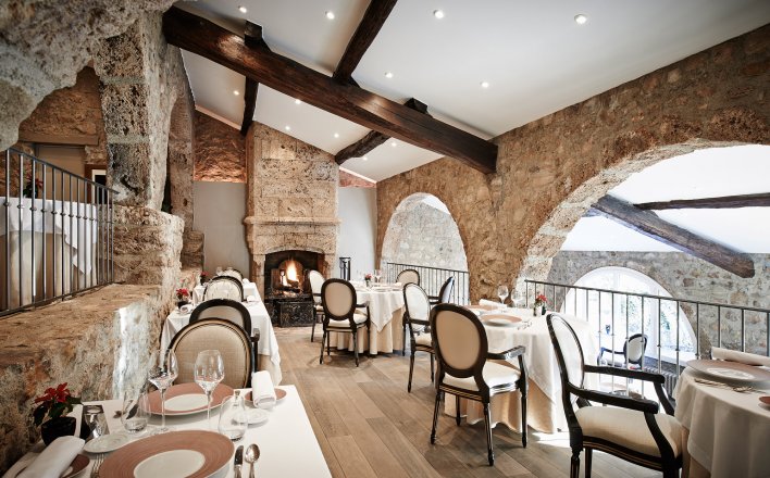 Salle de restaurant romantique au Relais des Moines, près de St Tropez