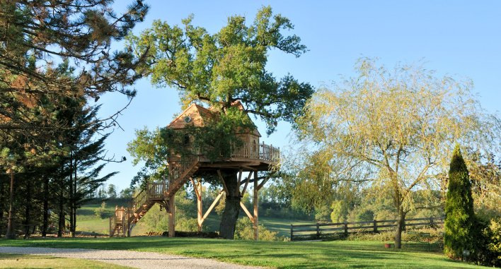 Cabane en bois dans un arbre au milieu du parc du Château de Labro près de Rodez
