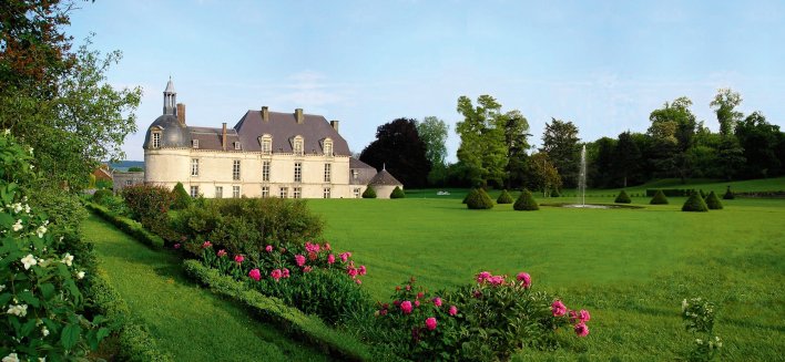 Vaste jardin fleuri et façade extérieure du Château d'Etoges près de Reims