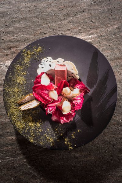 Assiette contenant une recette gourmande aux couleurs vives réalisée dans le restaurant italien Piccolo Lago