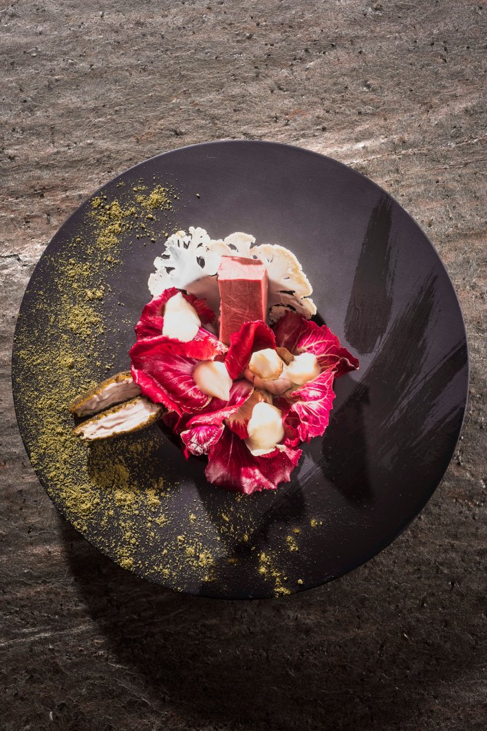 Assiette contenant une recette gourmande aux couleurs vives réalisée dans le restaurant italien Piccolo Lago