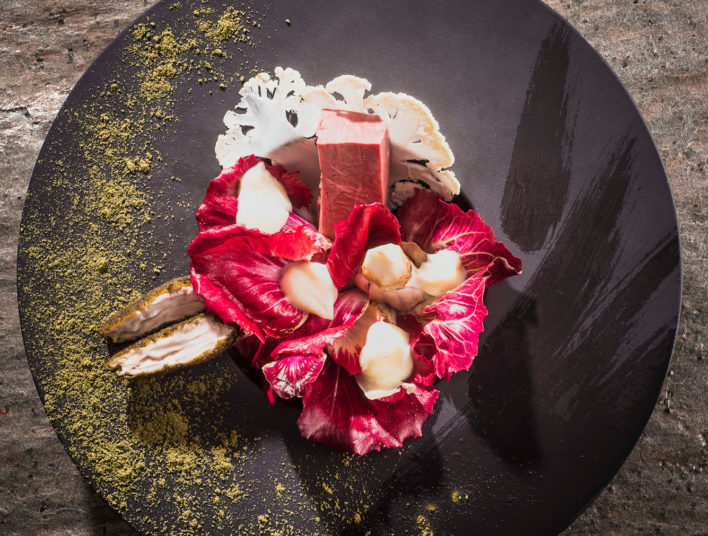 Assiette contenant une recette gourmande aux couleurs vives réalisée dans le restaurant italien Piccolo Lago