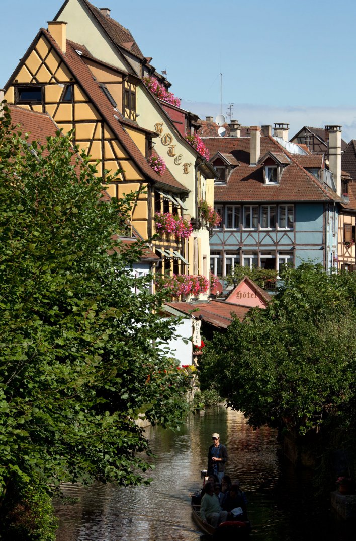 Personnes assises dans une barque en promenade sur les canaux d'Alsace