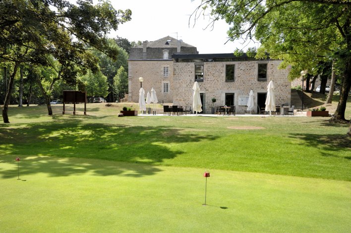 Terrain de golf, situé à proximité de la terrasse de restaurant du Domaine de Barres en Languedoc-Roussillon