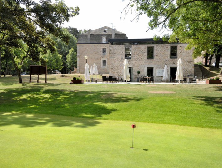 Terrain de golf, situé à proximité de la terrasse de restaurant du Domaine de Barres en Languedoc-Roussillon