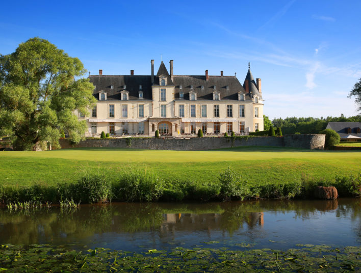 Plan d'eau, parc arboré et façade extérieure du Château Golf & Spa d'Augerville près de Fontainebleau