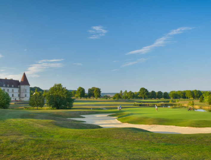 Vaste parc autour de l'Hôtel Golf Château de Chailly dans lequel des joueurs sont en train de golfer