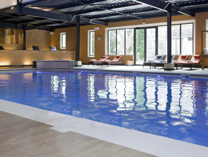 Piscine intérieure aux Loges du Parc & Spa à la Roche Posay