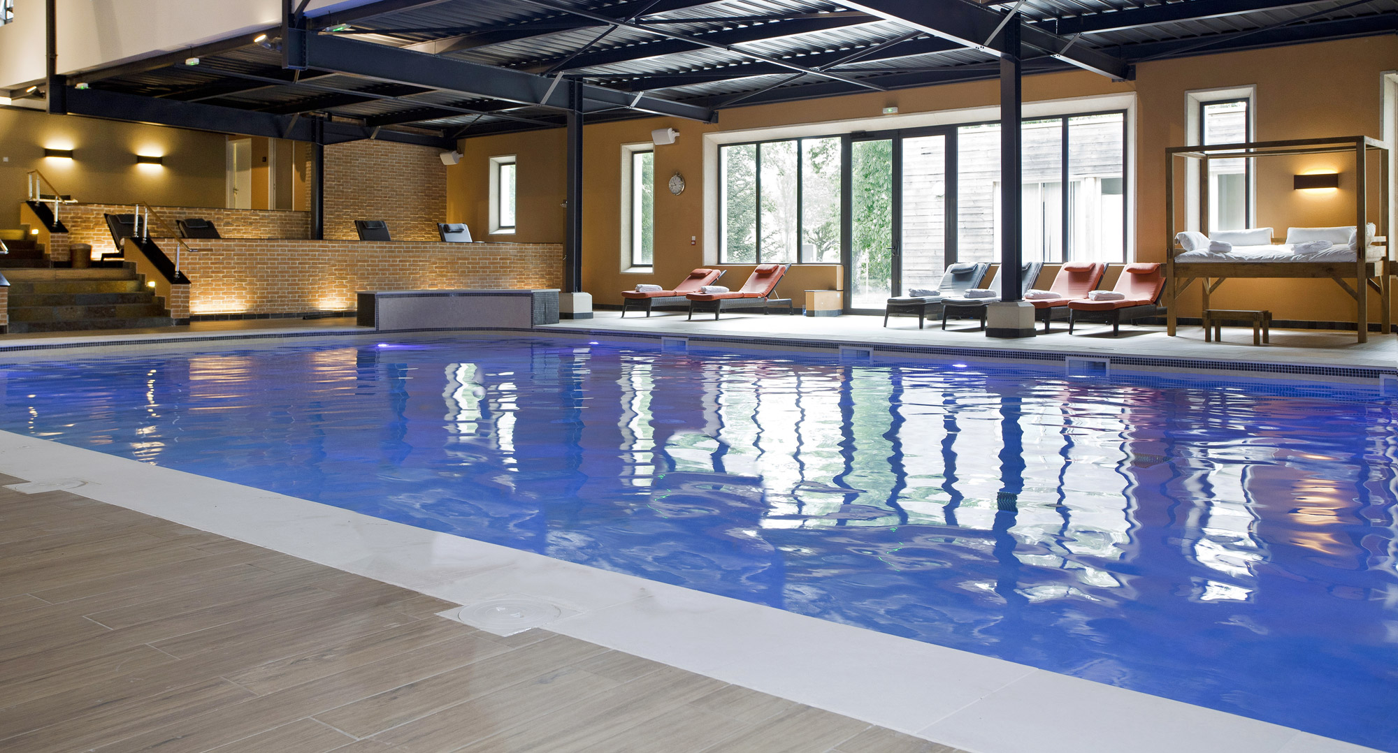 Piscine intérieure aux Loges du Parc & Spa à la Roche Posay