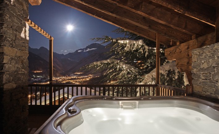 Paysage de nuit avec jacuzzi privatif proposé dans une des chambres du Mont Blanc Hôtel en Italie