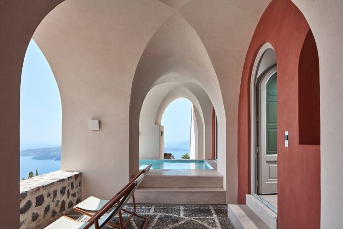 Patio avec voûtes en forme d'ogive avec vue sur mer bleu turquoise et piscine abritée