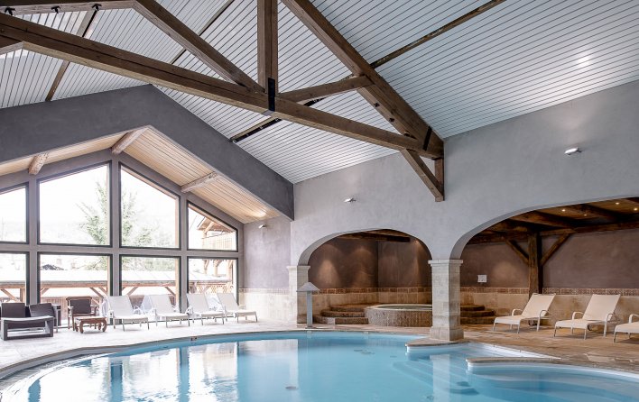 Piscine couverte face à une baie vitrée donnant sur les Vosges