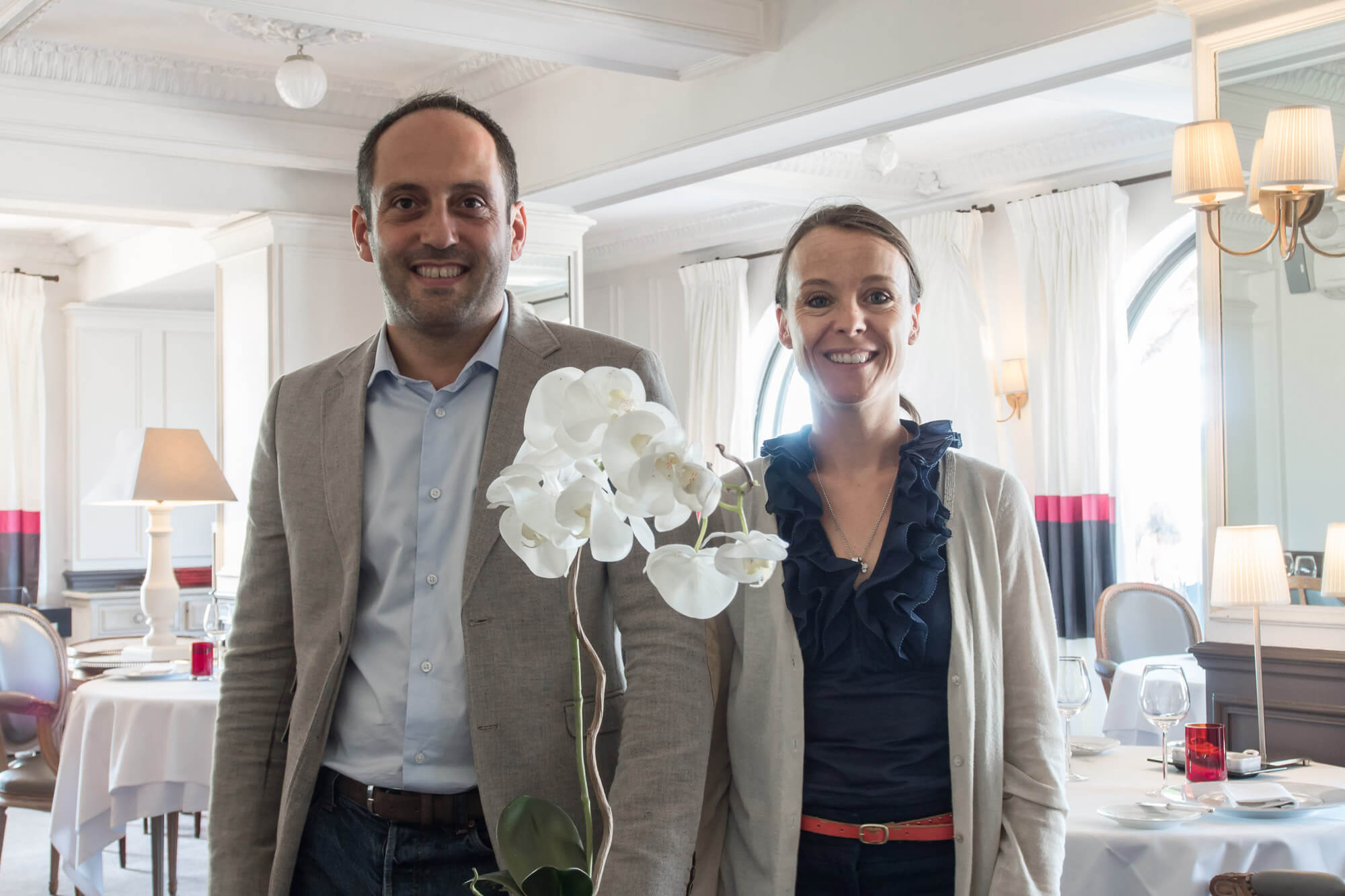 Couple dans la vie et dans le travail pris en photo dans la salle de restaurant de leur établissement