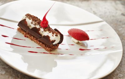 Dessert chocolat fraise sur une assiette blanche de l'Amandier de Mougins