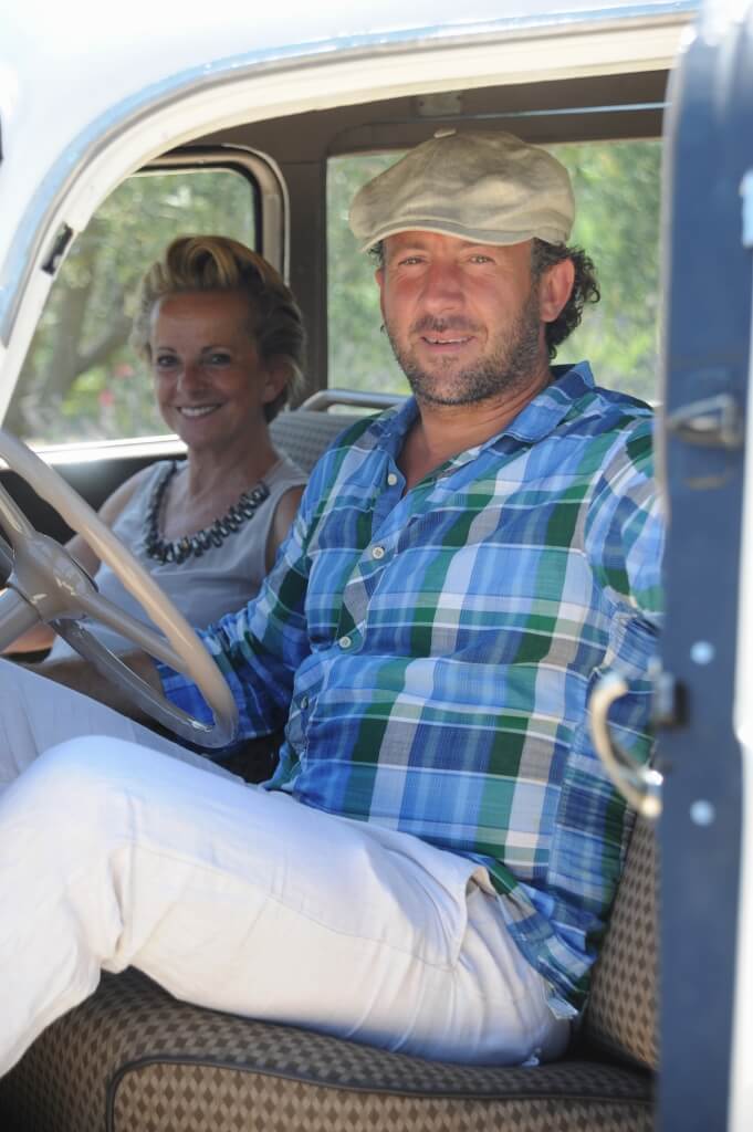 Photo duo femme et homme dans une voiture
