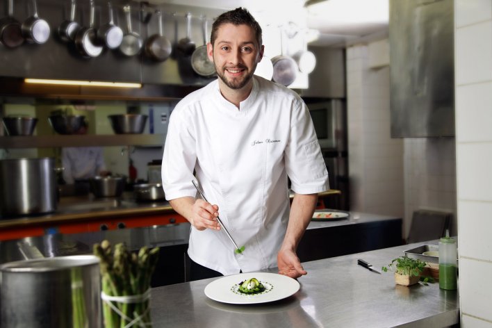 Portrait du chef Julien Razemon en train de préparer un plat à base de courgette.