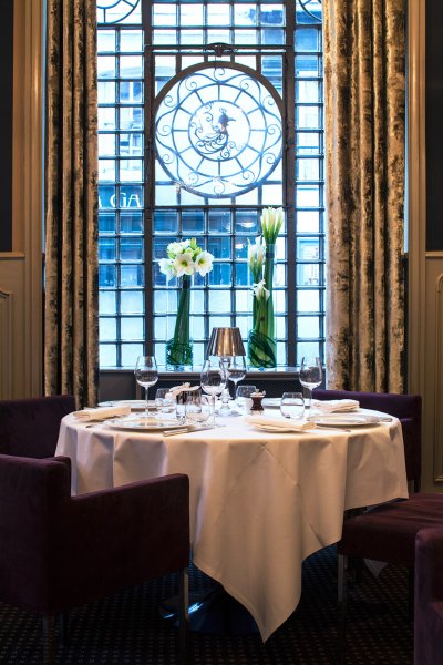Table dressée dans une salle de restaurant décorée dans l'esprit des année 30.