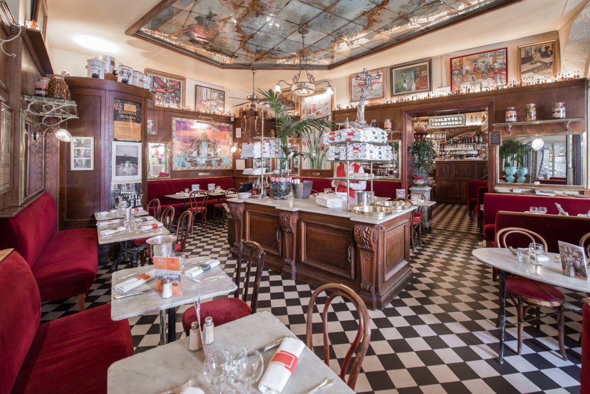 Restaurant décoré typiquement à la lyonnaise.