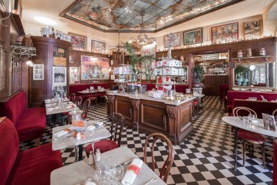 Restaurant décoré typiquement à la lyonnaise.