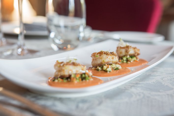 Plat à base de poisson réalisé dans un restaurant gastronomique.