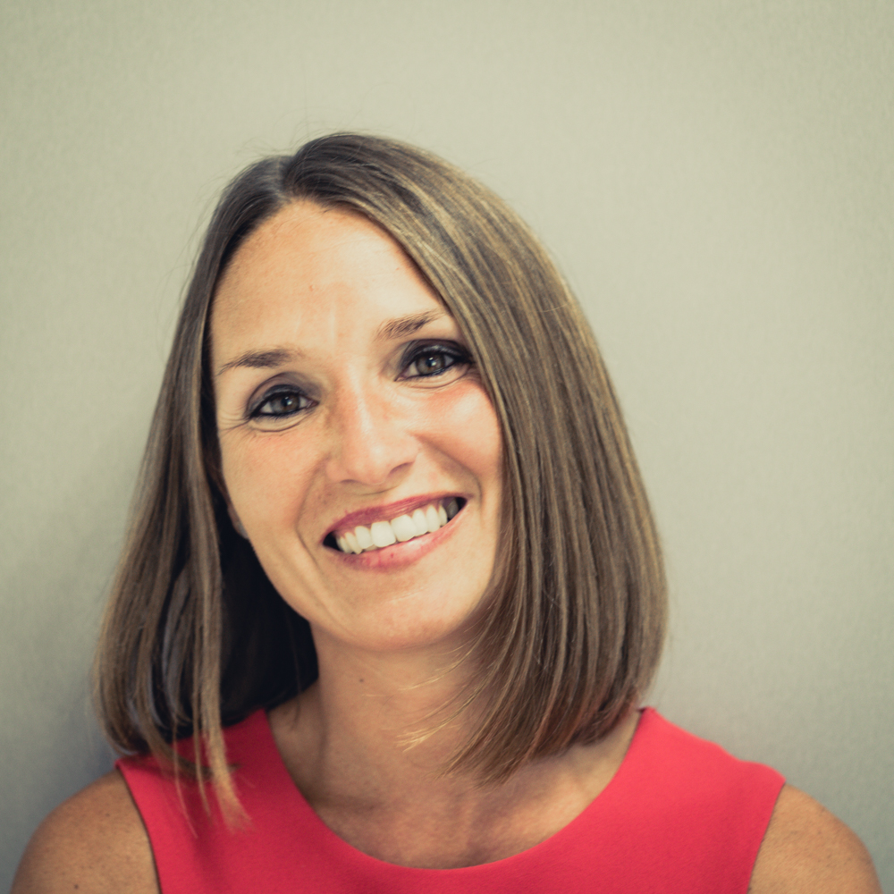 Portrait femme souriante cheveux mi-long haut rouge