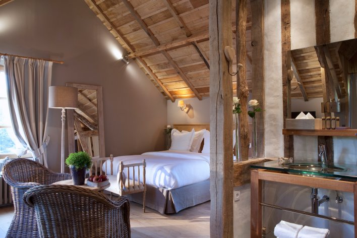 Chambre d'hôtel romantique décorée de meubles en bois pour passer un agréable week-end.