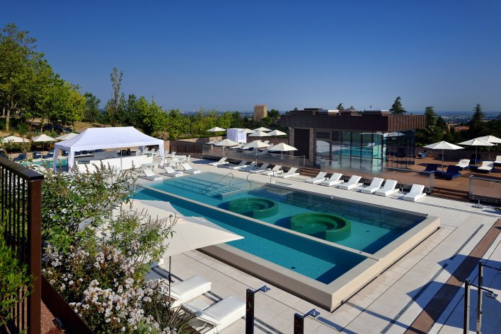 Vaste piscine design pour passer un moment détente inoubliable en Italie.