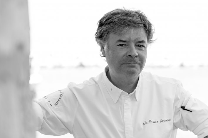Portrait noir et blanc chef en veste de cuisine