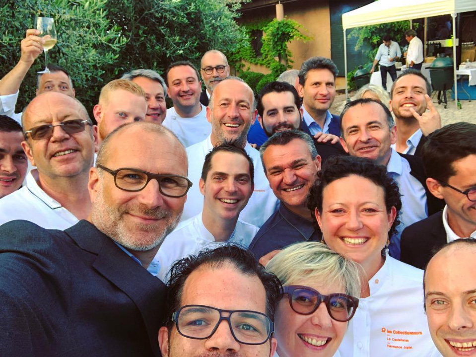 selfie d'un groupe de chef en tenue de cuisinier