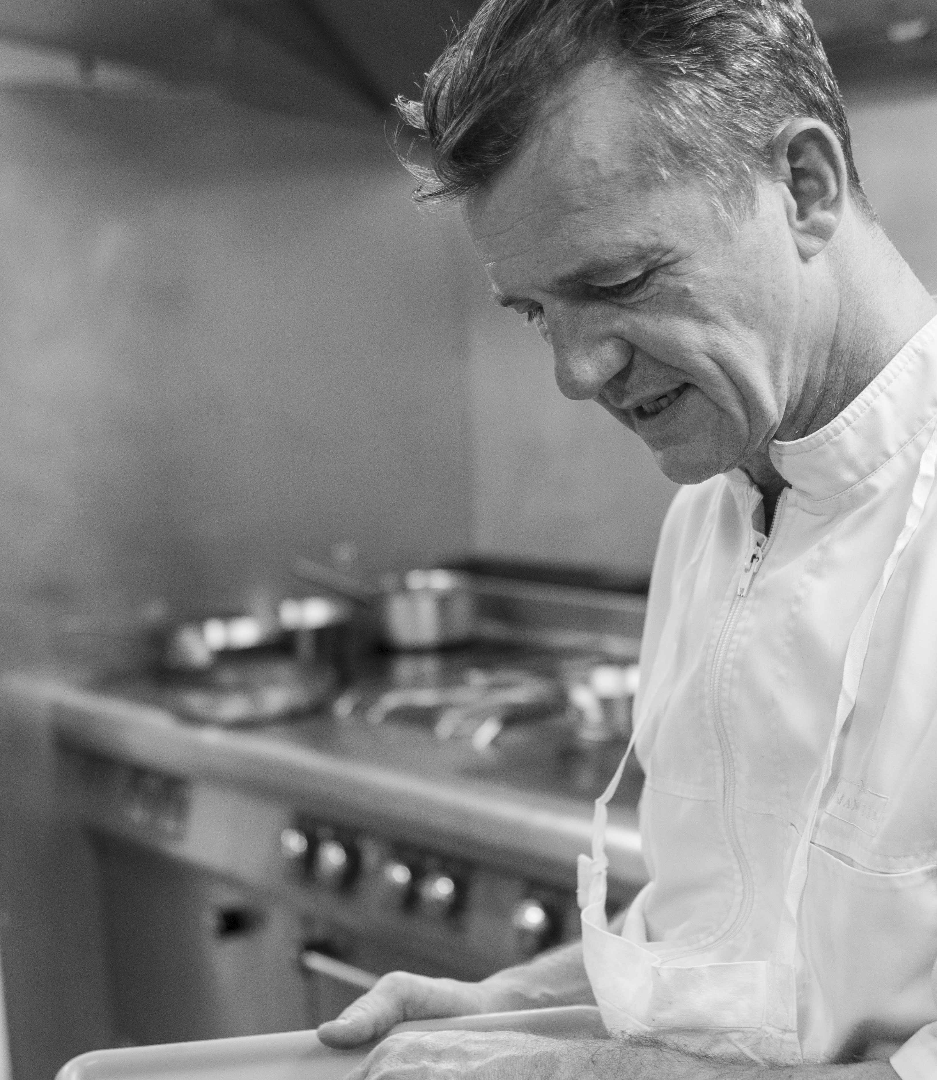 portrait profil d'un chef en noir et blanc