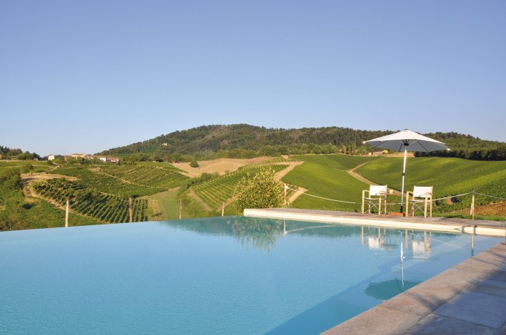 Grande piscine en extérieur avec vue sur la Lombardie