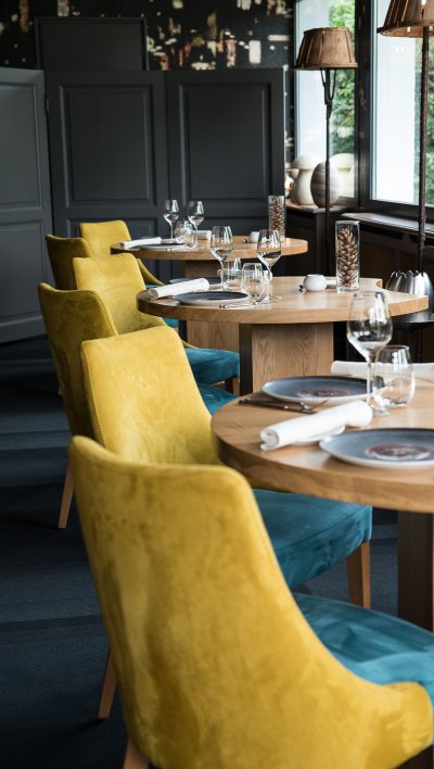 Salle restaurant dressé chaises jaune et bleu