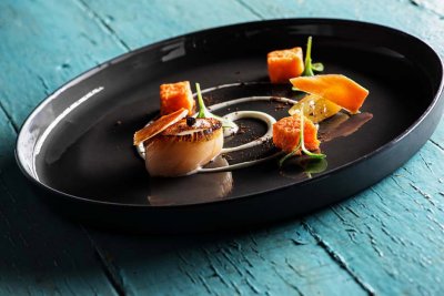 plat de saint jacques assiette noire