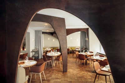 Salle de restaurant ton orange bronze et marron