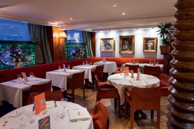 Salle de restaurant brasserie nappe blanche assises orange