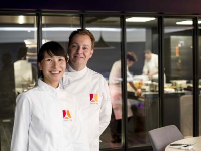 Les chefs Mi-Ra et Charles Thuillant avec leur tabliers blanc