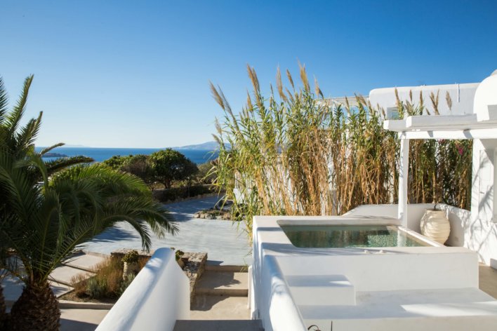 terrasse avec jacuzzi privatif