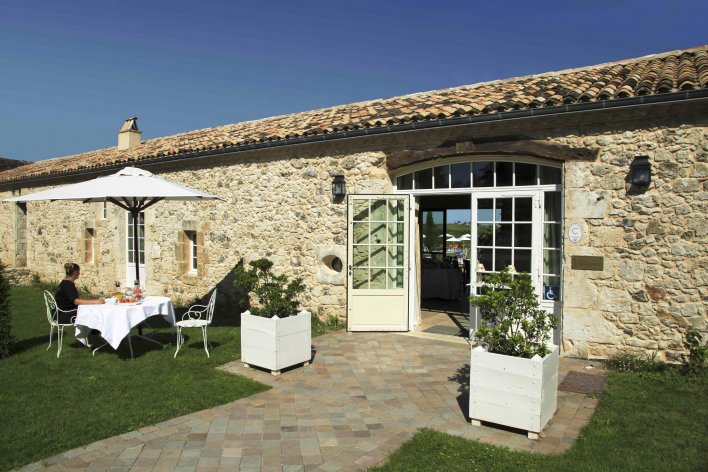 terrasse ensoleillé devant bâtisse du périgord