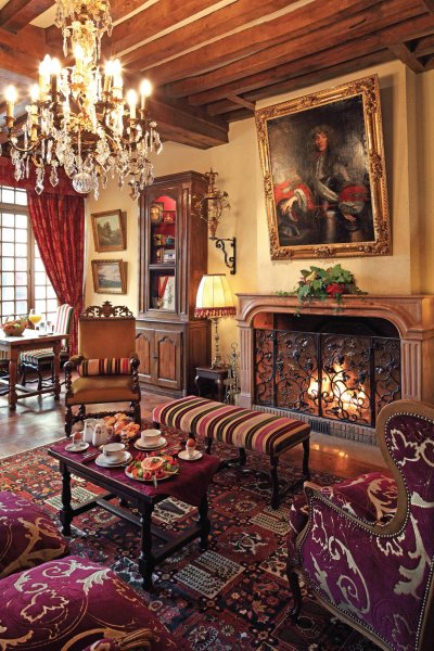Salon cheminée lustre pampilles et cadres