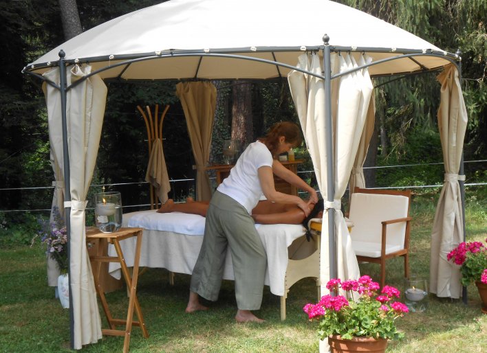 Femme se faisant masser sous une tonelle