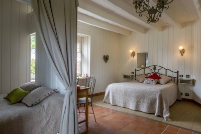 Chambre poutre apparente blanche, tomettes au sol