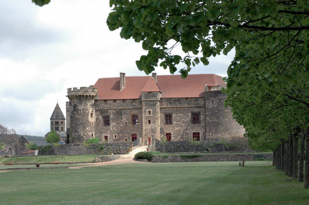 Château toit tuile rouge