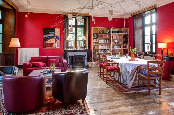 Salon Salle à manger mur rouge et bibliothèque