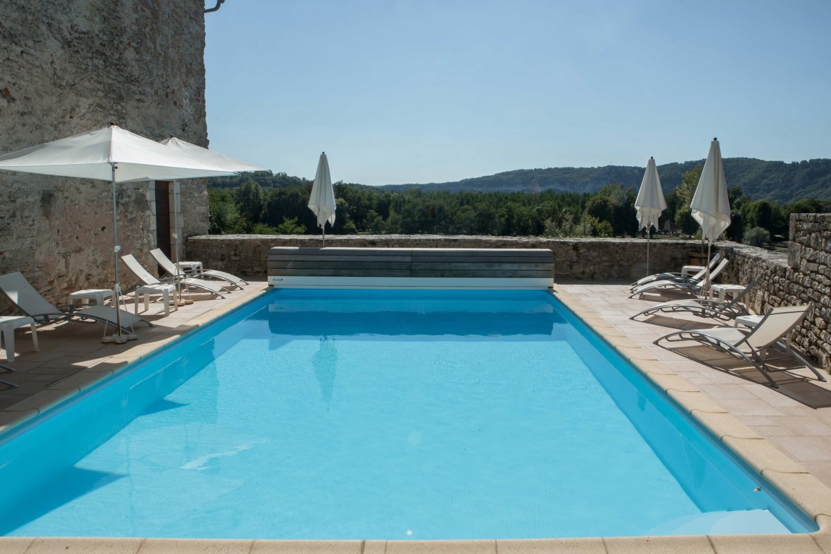 Piscine extérieure avec transats et parasols