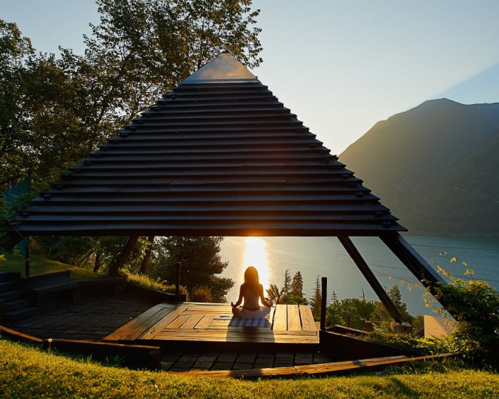 Séance de méditation sous tipis en bois