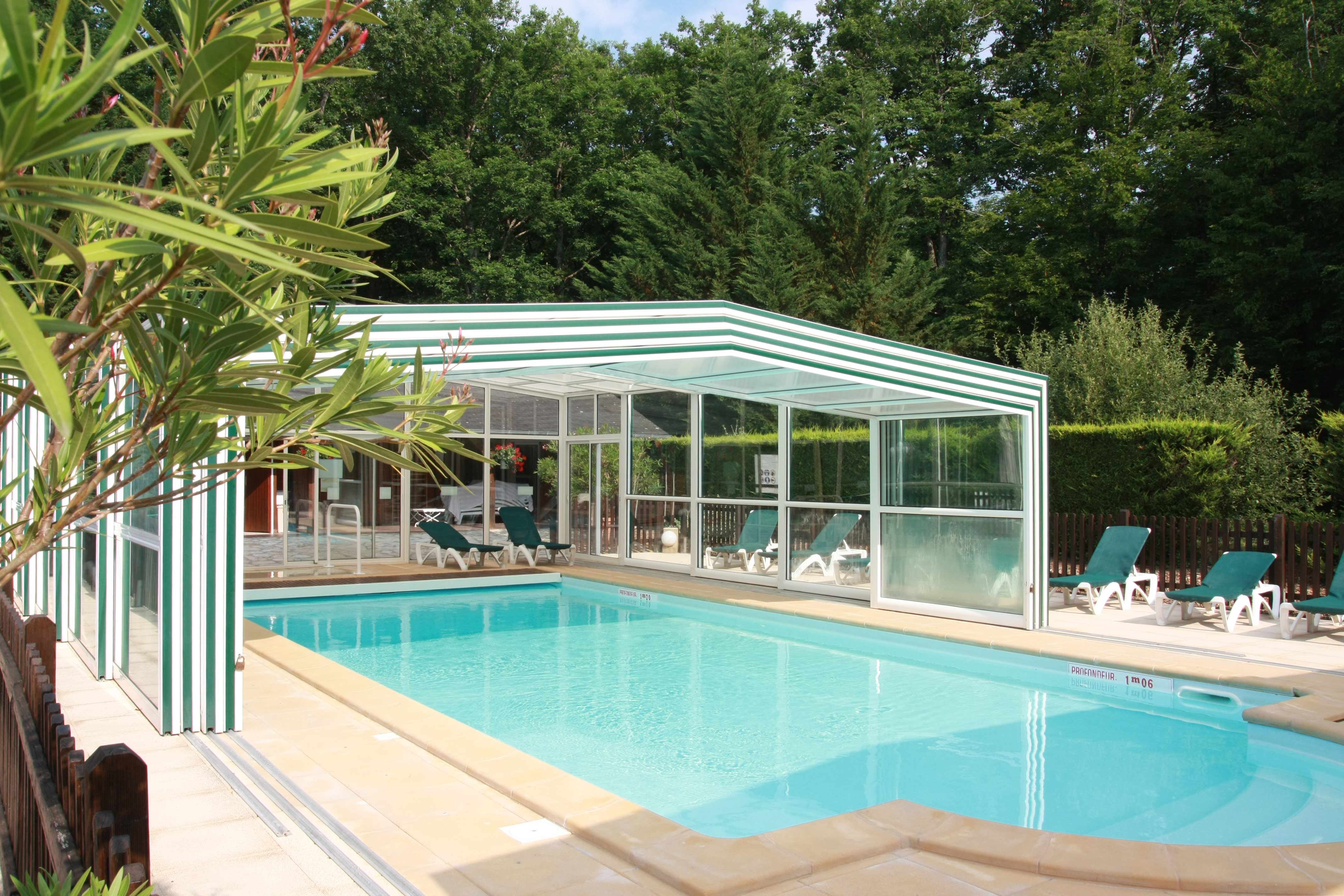 Grande piscine extérieure couverte