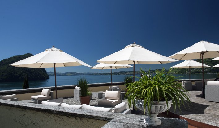 Terrasse ensoleillée avec parasols